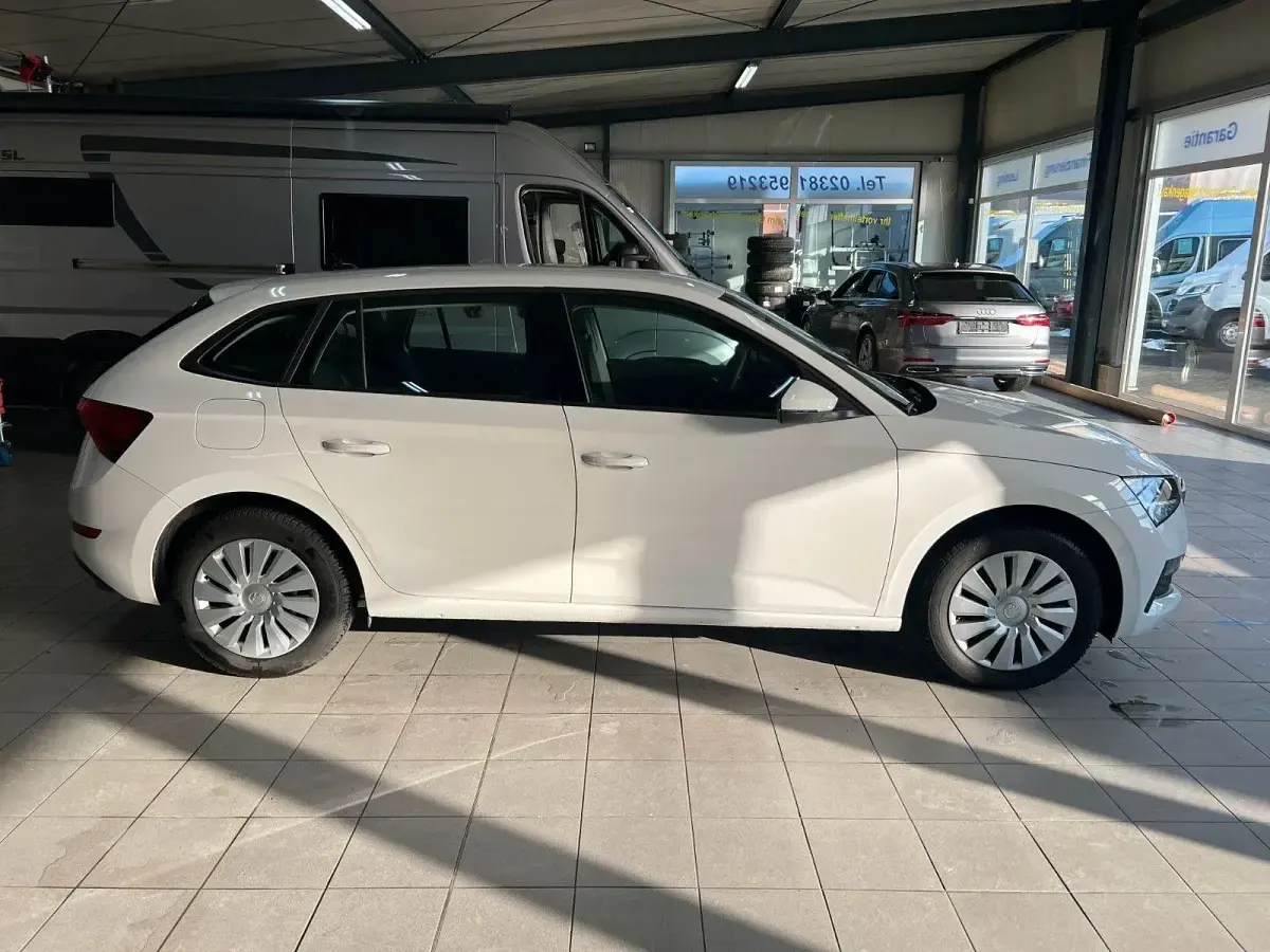 Gebraucht Skoda Scala Active 95 PS (69 kW) 2022 Weiß Kleinwagen