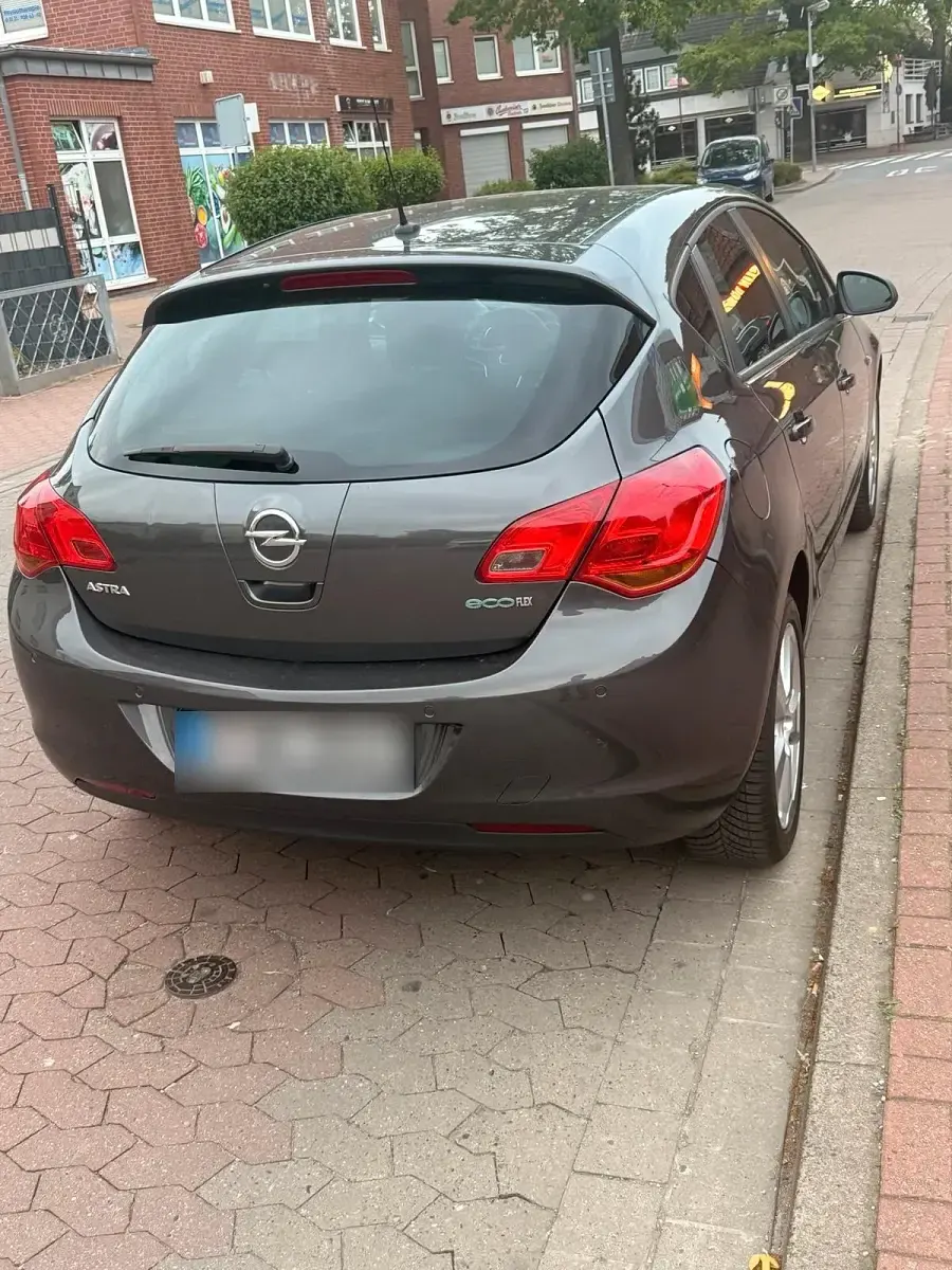 Gebraucht Opel Astra 101 PS (74 kW) 2011 Grün Kombi
