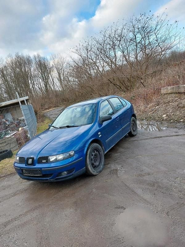 Blau Gebraucht 2001 Seat Leon Limousine | 1.950 € (Teuer) - Bild 1/4