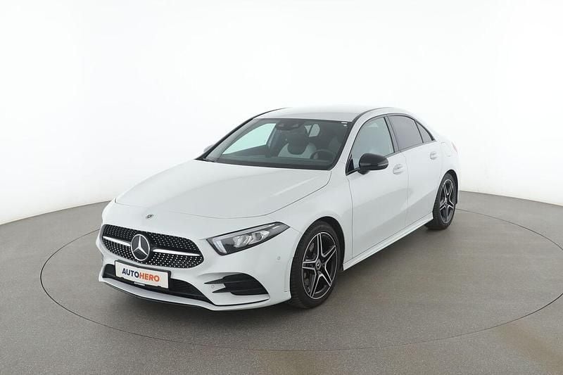 Weiß Gebraucht 2021 Mercedes A220 AMG line Limousine | 29.370 € (Guter Preis) - Bild 1/3