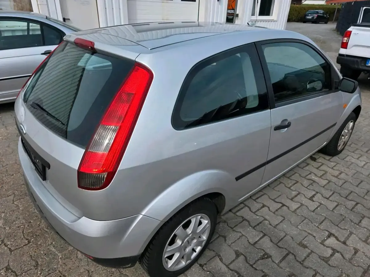 Używany Ford Fiesta 80 KM (58 kW) 2004 Srebrny Hatchback