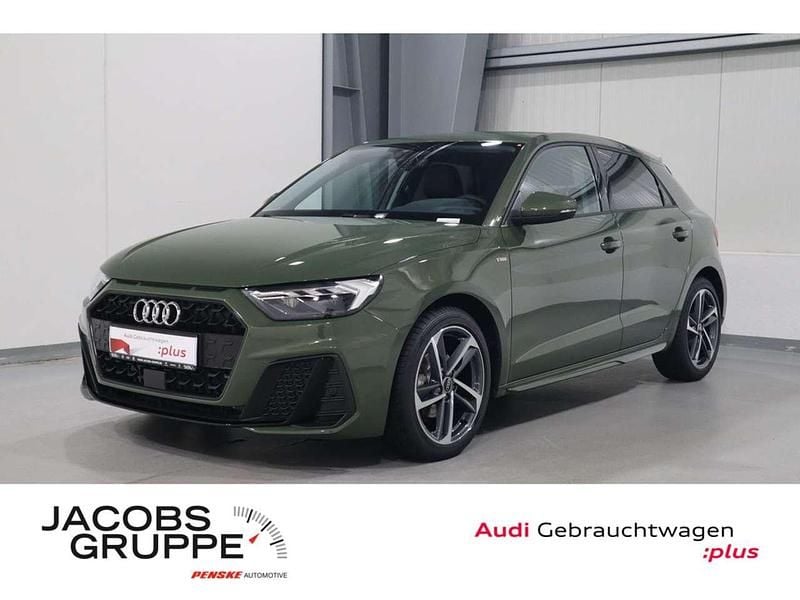 Distriktgrün metallic Gebraucht 2025 Audi A1 Sportback S-Line Kleinwagen | 25.970 € (Fairer Preis) - Bild 1/4