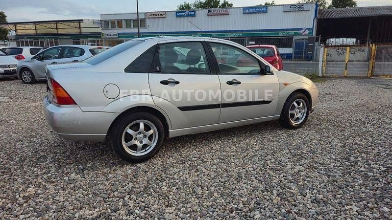 Grau Gebraucht 2001 Ford Focus Ghia Limousine | 2.299 € (Etwas zu teuer) - Bild 1/4