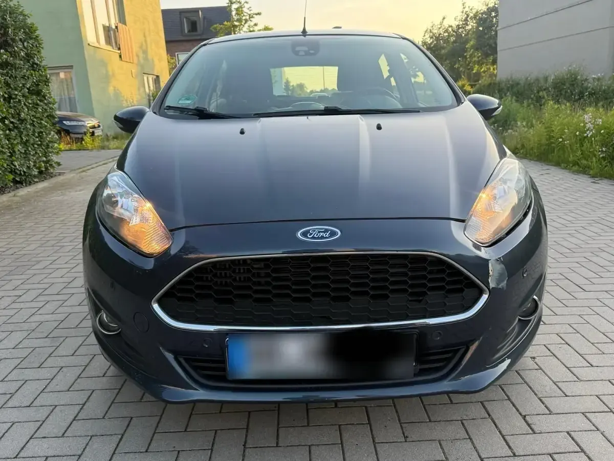 Gebraucht Ford Fiesta 101 PS (74 kW) 2015 Grau Kleinwagen