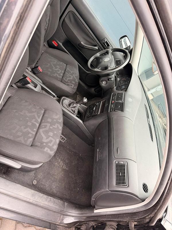Gebraucht VW Golf IV 100 PS (73 kW) 2000 Schwarz Kleinwagen
