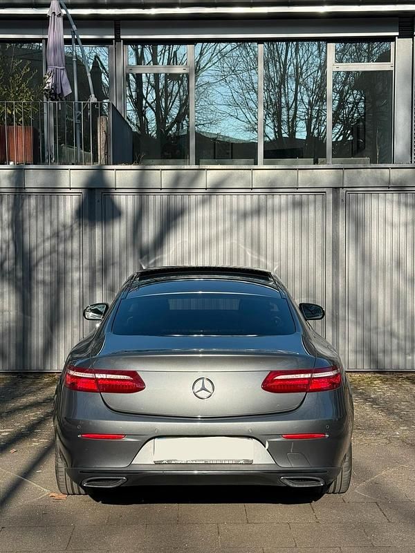 Gebraucht Mercedes E220 Night 194 PS (142 kW) 2019 Grau Coupé