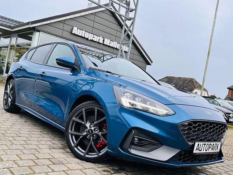 Blau Gebraucht 2021 Ford Focus Performance Edition Limousine | 26.885 € (Fairer Preis) - Bild 1/4