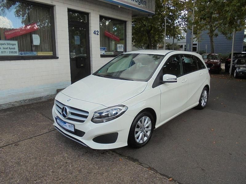 Weiß Gebraucht 2015 Mercedes B180 Van / Kleinbus | 8.650 € (Fairer Preis) - Bild 1/4