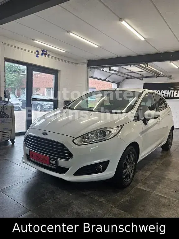 Gebraucht Ford Fiesta Titanium 101 PS (74 kW) 2013 Weiß Limousine