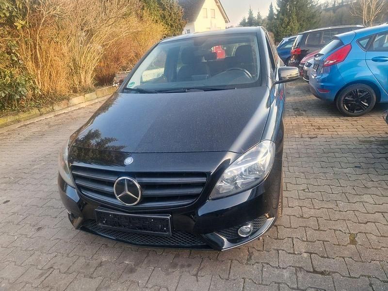 Gebraucht Mercedes B180 122 PS (89 kW) 2012 Schwarz Van / Kleinbus