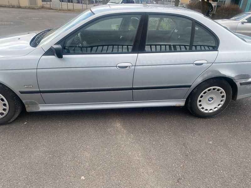 Gebraucht BMW 520 Basis 150 PS (110 kW) 1998 Silber Limousine