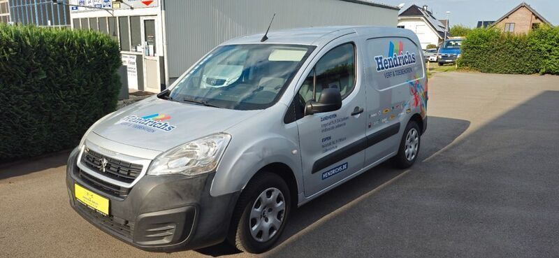 Grau Gebraucht 2015 Peugeot Partner Comfort Van / Kleinbus | 5.600 € (Guter Preis) - Bild 1/4