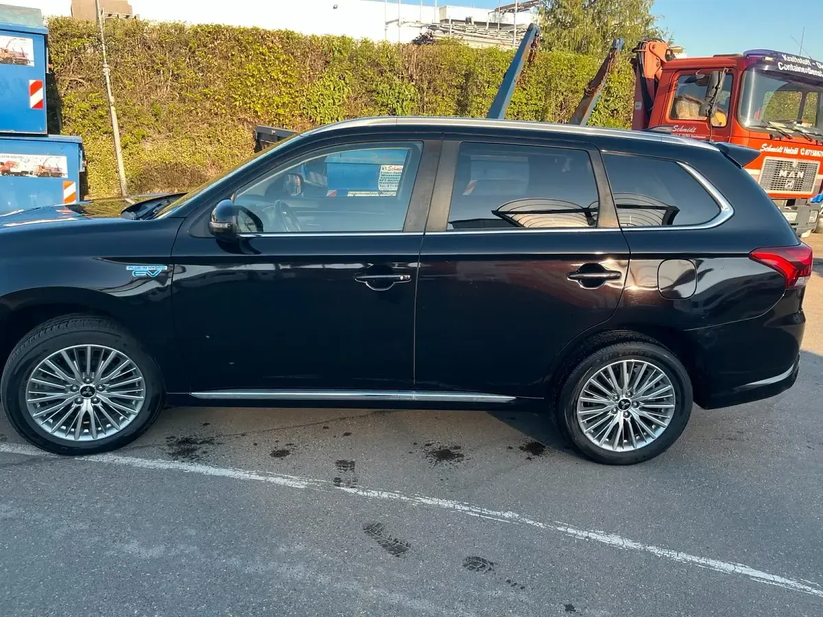 Używany Mitsubishi Outlander 224 KM (164 kW) 2021 Czarny SUV