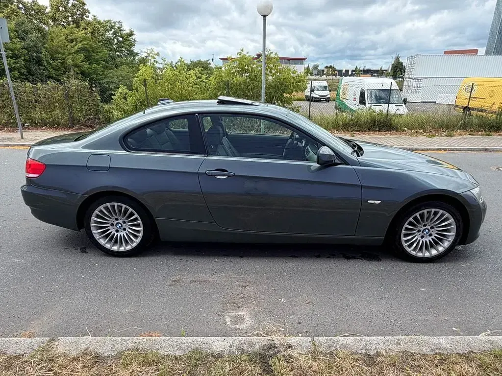 Gebraucht BMW 320 177 PS (130 kW) 2009 Grau Coupé