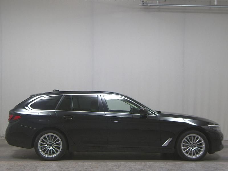 Schwarz Gebraucht 2021 BMW 530e Sport Line Kombi | 20.580 € (Superpreis) - Bild 1/4