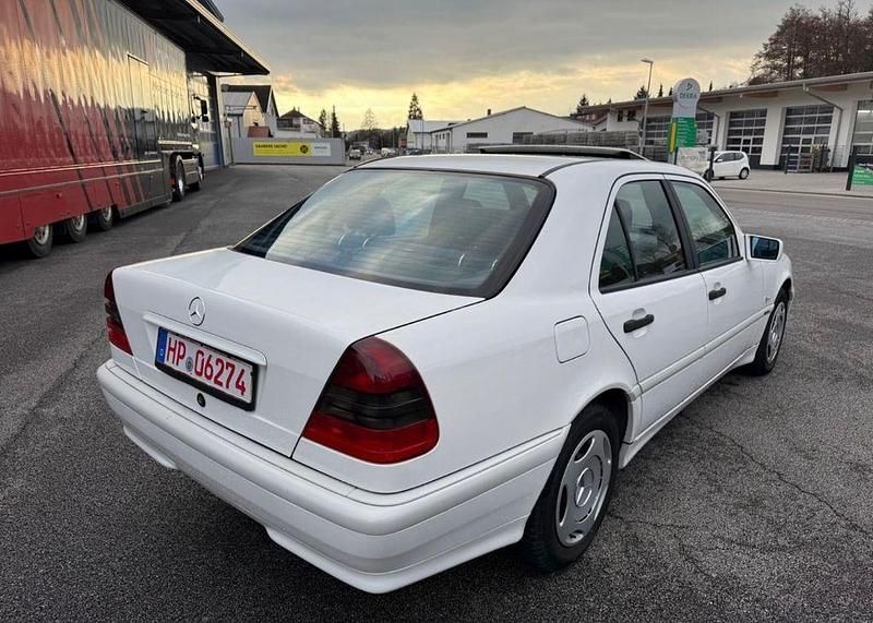 Gebraucht Mercedes C220 Classic 125 PS (91 kW) 1999 Weiß Limousine