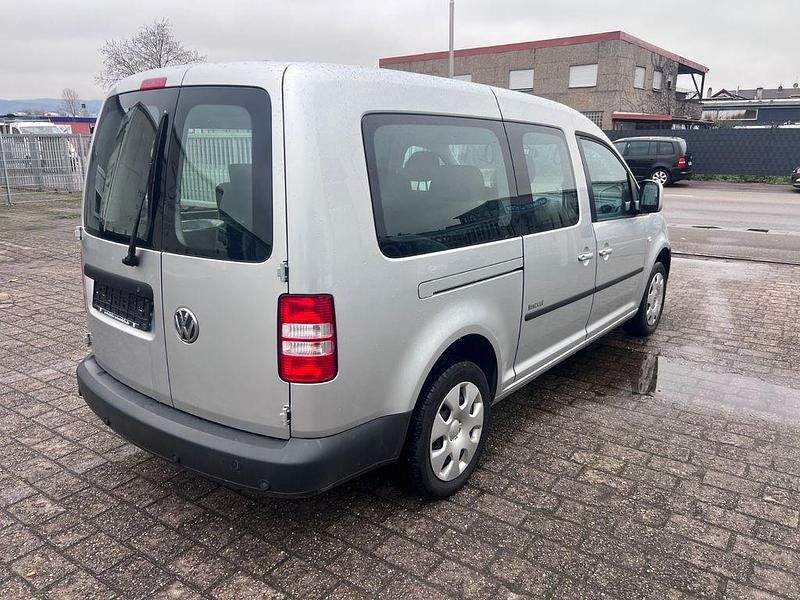Gebraucht VW Caddy Maxi 109 PS (80 kW) 2011 Silber Van / Kleinbus