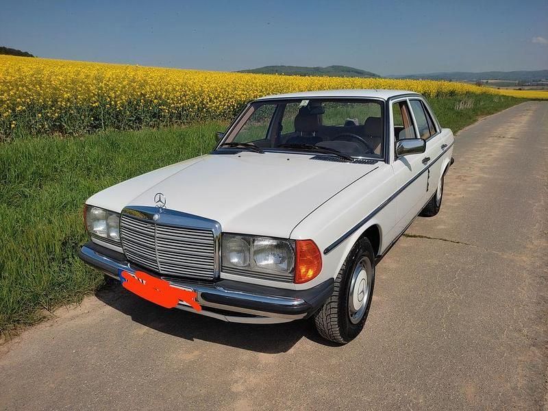 Weiß Gebraucht 1982 Mercedes 200 Limousine | 7.900 € - Bild 1/4