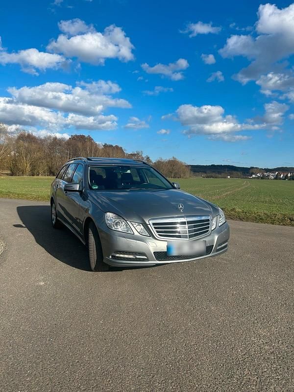 Gebraucht Mercedes E250 204 PS (150 kW) 2010 Grau Kombi