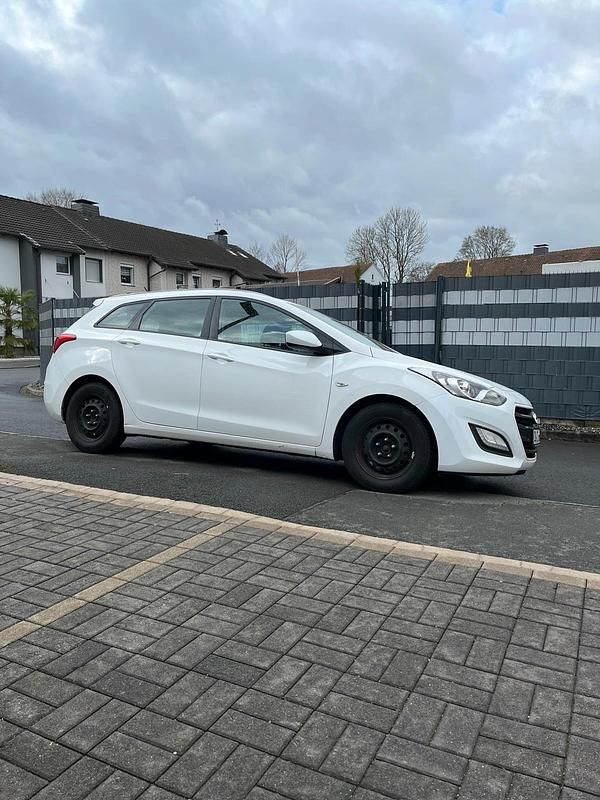 Gebraucht Hyundai i30 110 PS (80 kW) 2015 Weiß Kombi