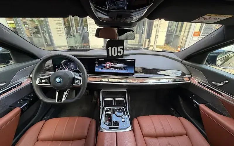 Gebraucht BMW 750e M Sport 489 PS (359 kW) 2025 Black sapphire Limousine