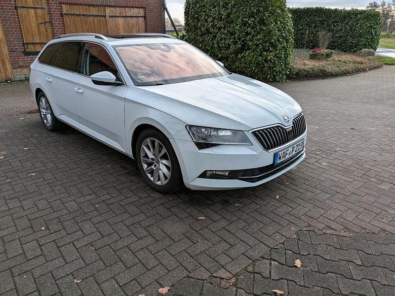 Weiß Gebraucht 2017 Skoda Superb Kombi | 16.490 € (Etwas zu teuer) - Bild 1/4