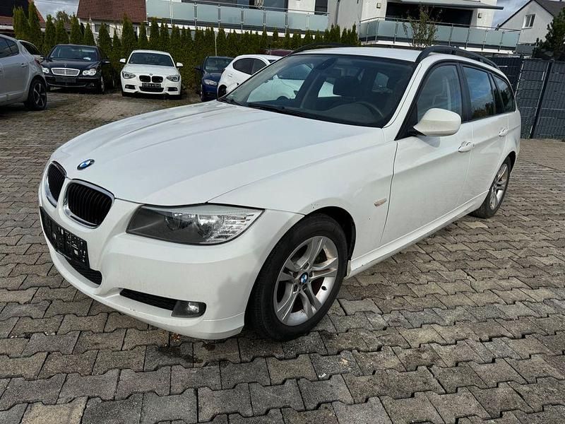 Weiß Gebraucht 2009 BMW 320 Comfort Edition Kombi | 3.650 € (Guter Preis) - Bild 1/4