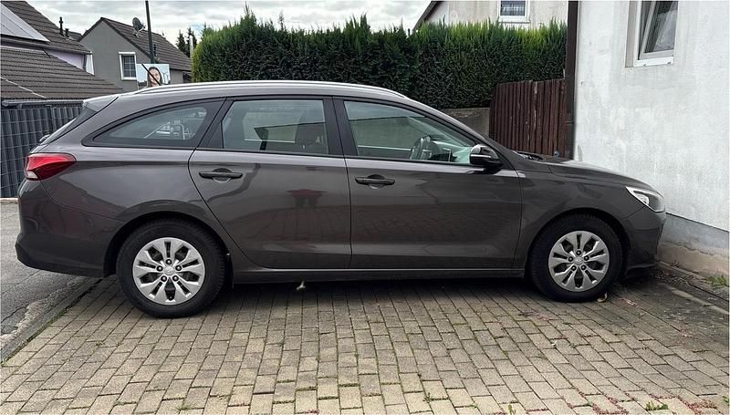 Braun Gebraucht 2017 Hyundai i30 Kombi | 11.500 € (Superpreis) - Bild 1/4