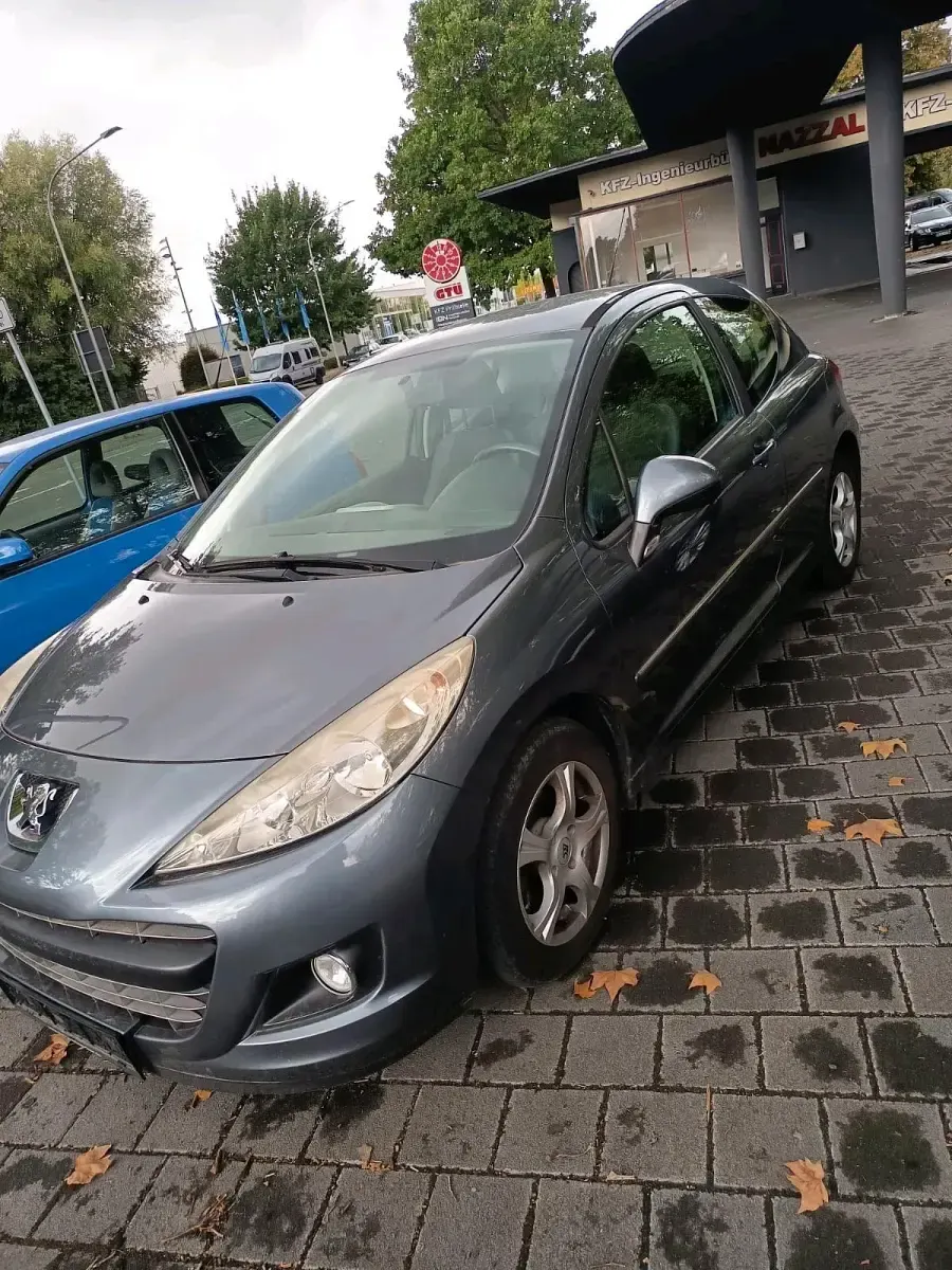 Gebraucht Peugeot 207 74 PS (54 kW) 2011 Grau Kleinwagen