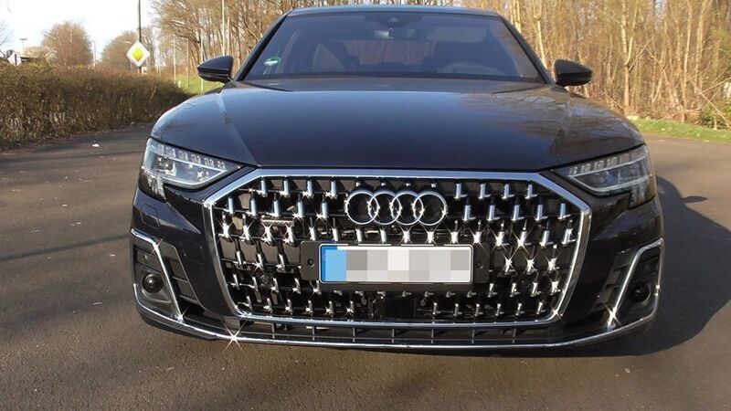 Blau Gebraucht 2023 Audi A8 Ambiente Limousine | 64.500 € - Bild 1/4