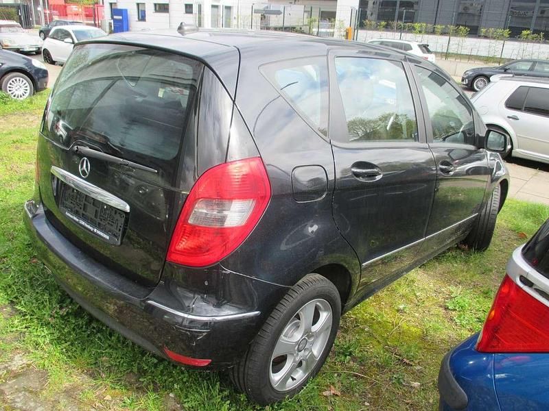 Gebraucht Mercedes A160 95 PS (69 kW) 2012 Kosmosschwarz  metalliclack Kleinwagen