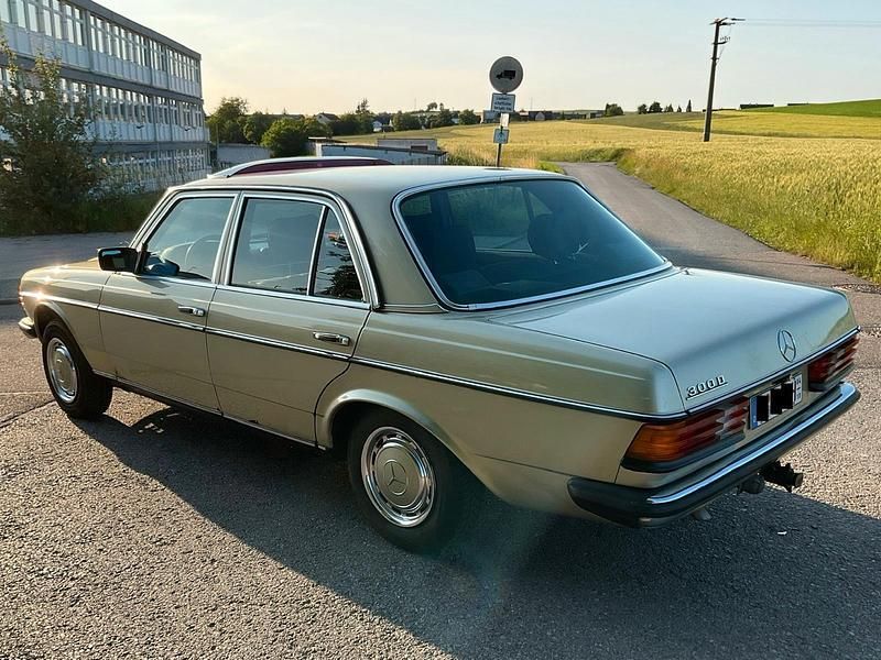 Gebraucht Mercedes E300 88 PS (64 kW) 1982 Grün Limousine