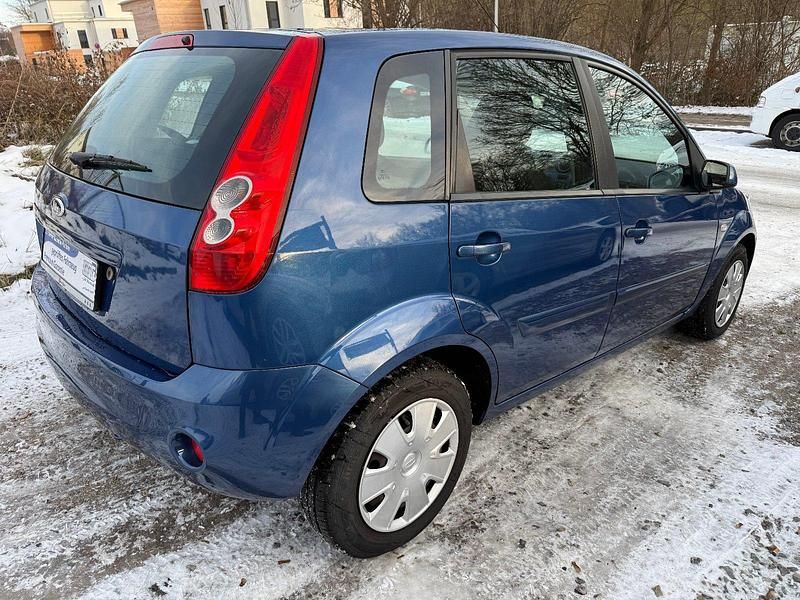 Gebraucht Ford Fiesta Style 101 PS (74 kW) 2008 Blau Kleinwagen