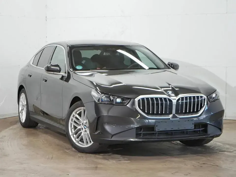 Gebraucht BMW 530e Sport Line 299 PS (219 kW) 2025 Grau Limousine