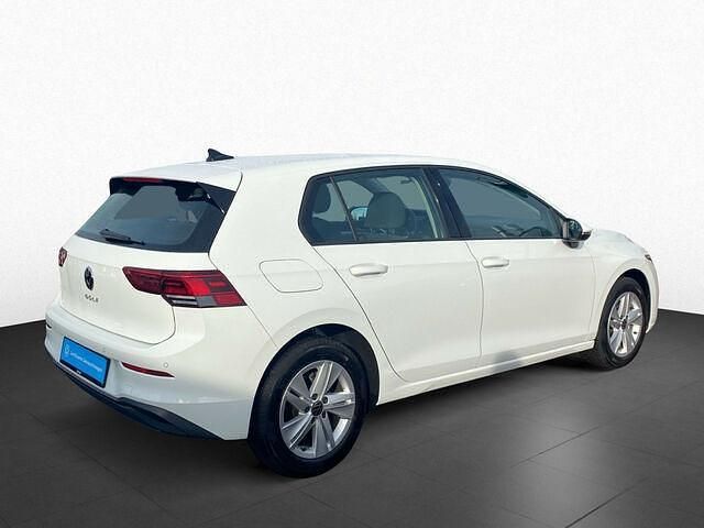 Gebraucht VW Golf VIII Life 131 PS (96 kW) 2024 Weiß Limousine