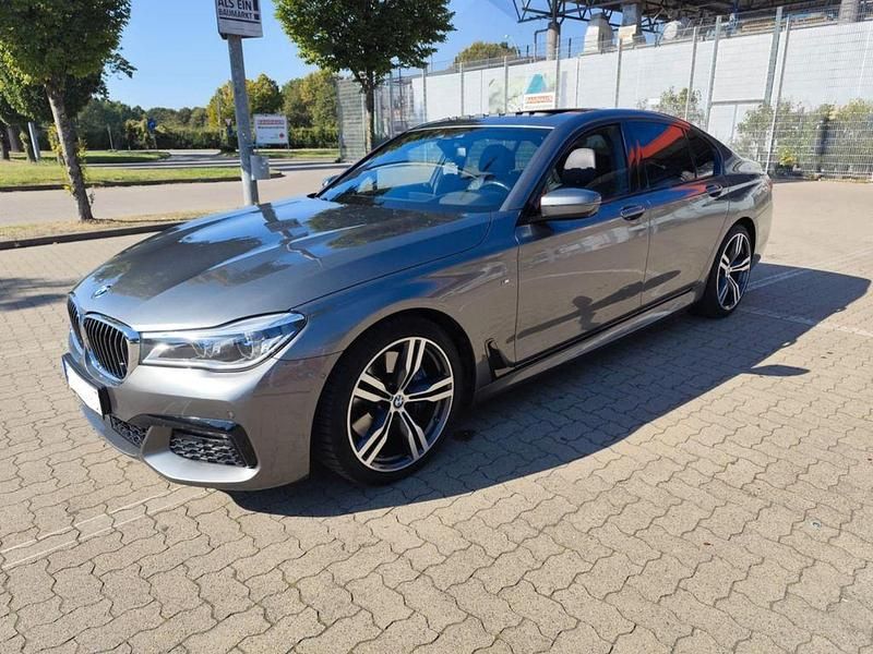 Grau Gebraucht 2019 BMW 740 Limousine | 40.999 € (Fairer Preis) - Bild 1/4
