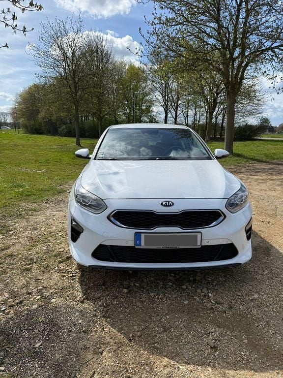 Gebraucht Kia Ceed Spirit 140 PS (102 kW) 2021 Weiß Kleinwagen