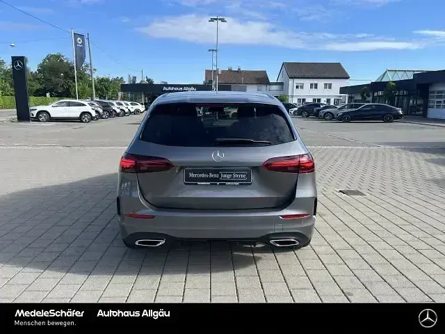 Gebraucht Mercedes B200 AMG 163 PS (119 kW) 2025 Lack mountaingrau (metallic) Van / Kleinbus