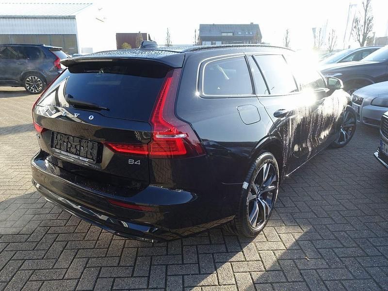 Gebraucht Volvo V60 Plus 197 PS (144 kW) 2025 Schwarz Kombi