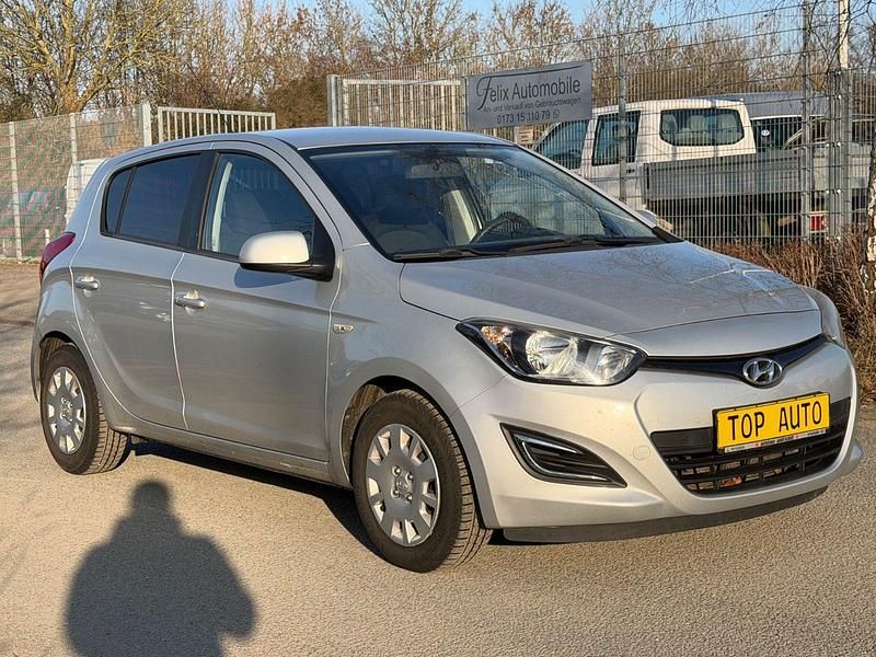 Gebraucht Hyundai i20 86 PS (63 kW) 2012 Silber Kleinwagen