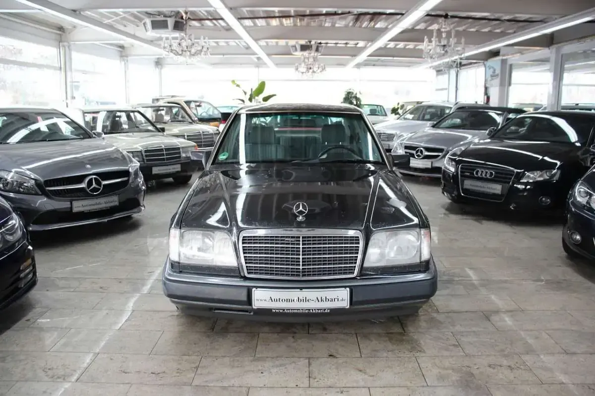 Gebraucht Mercedes E220 150 PS (110 kW) 1992 Schwarz Limousine