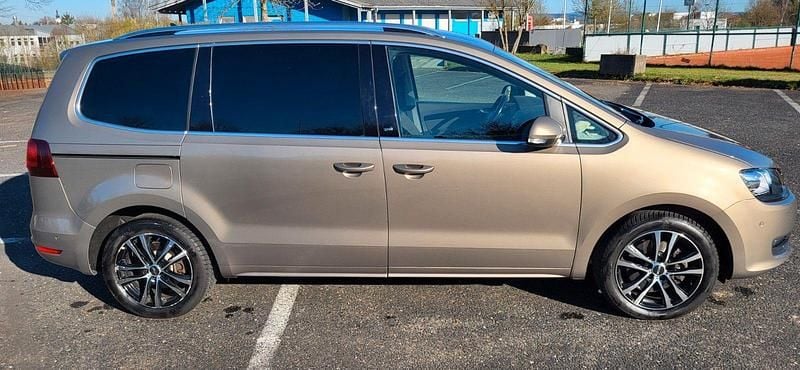 Gebraucht VW Sharan Sound 150 PS (110 kW) 2017 Braun Van / Kleinbus