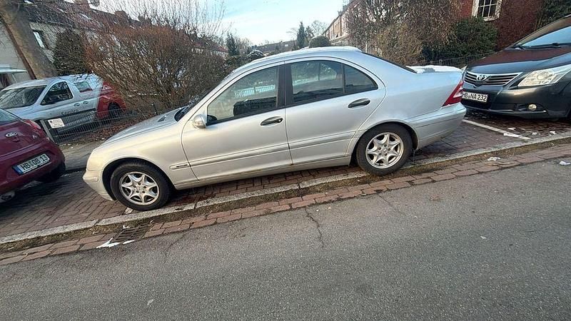 Gebraucht Mercedes 200 116 PS (85 kW) 2003 Silber Limousine