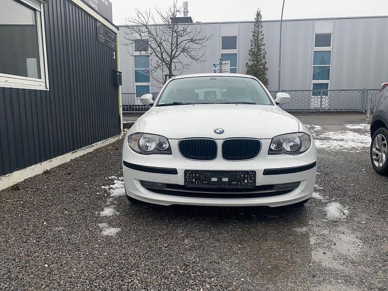 Weiß Gebraucht 2010 BMW 116 Advantage Kleinwagen | 699 € (Superpreis) - Bild 1/4