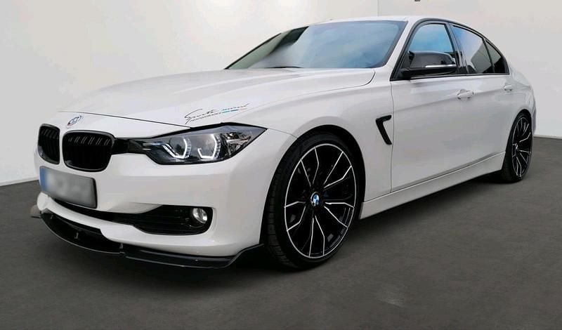 Weiß Gebraucht 2013 BMW 316 Limousine | 14.900 € - Bild 1/4