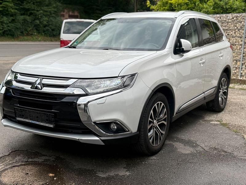 Weiß Gebraucht 2016 Mitsubishi Outlander Diamant Edition SUV | 9.999 € (Fairer Preis) - Bild 1/4