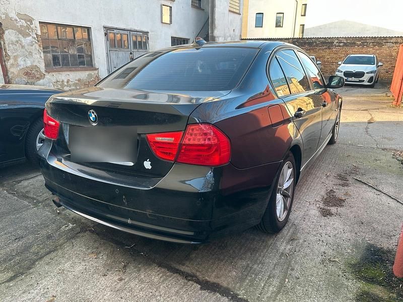 Gebraucht BMW 318 143 PS (105 kW) 2012 Schwarz Limousine