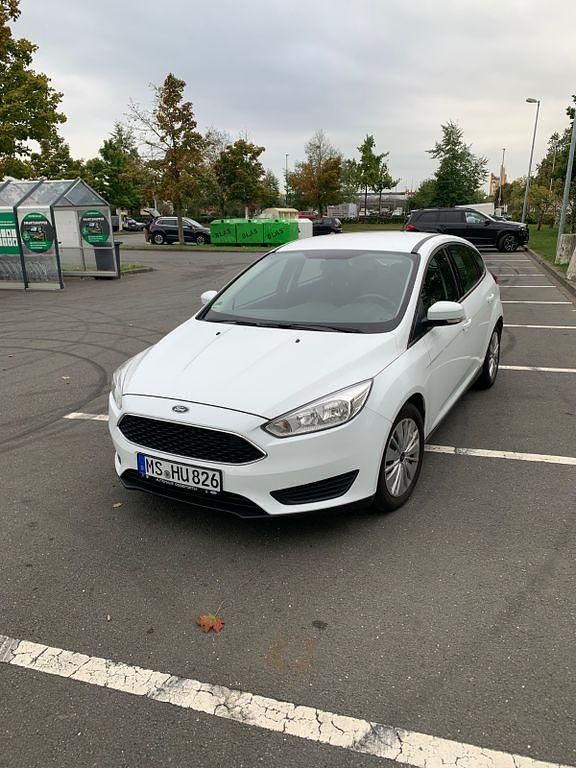 Weiß Gebraucht 2015 Ford Focus Limousine | 5.250 € (Superpreis) - Bild 1/4