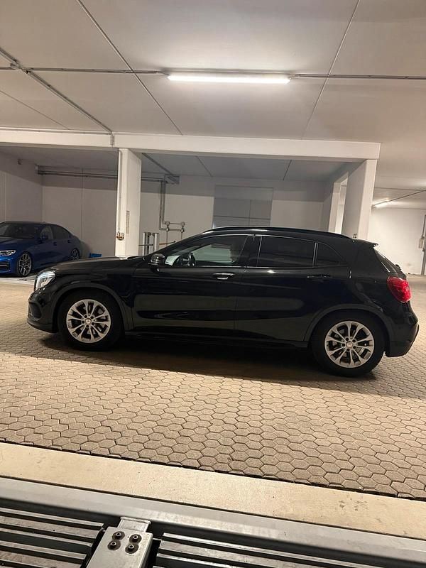 Gebraucht Mercedes GLA250 211 PS (155 kW) 2016 Schwarz SUV