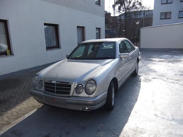 Gebraucht Mercedes E230 Elegance 150 PS (110 kW) 1996 Silber metallic Limousine